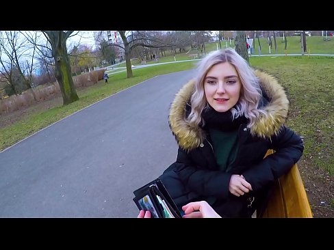 ❤️ 為了錢吞下陌生人的熱精液 - Eva Elfie 在公園裡口交 ️ 蕩婦 在我們 ❌️